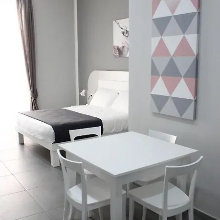Opera Home Suits Aparthotel Neapel